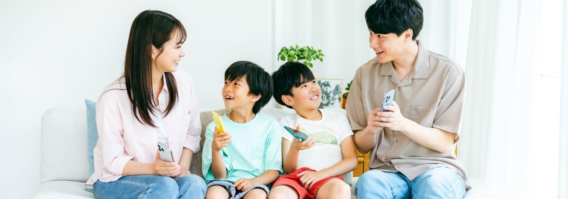 親子と子供が家の中で楽しそうにお話しする写真